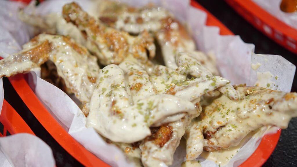 Wing It’s Garlic Parmesan: Cheesy, Garlicky Dream Wings! 1